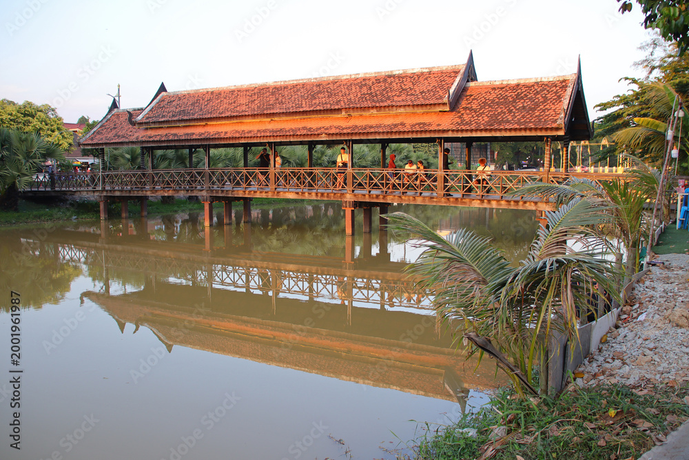 Obraz premium river and bridge in siem reap in cambodia 