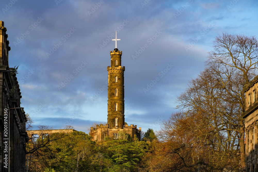 Obraz premium The Nelson Monument on Calton Hill in Edinburgh, Scotland. The monument was built between 1807 and 1816 to commemorate Vice Admiral Horatio Nelson and his victory at the Battle of Trafalgar in 1805.