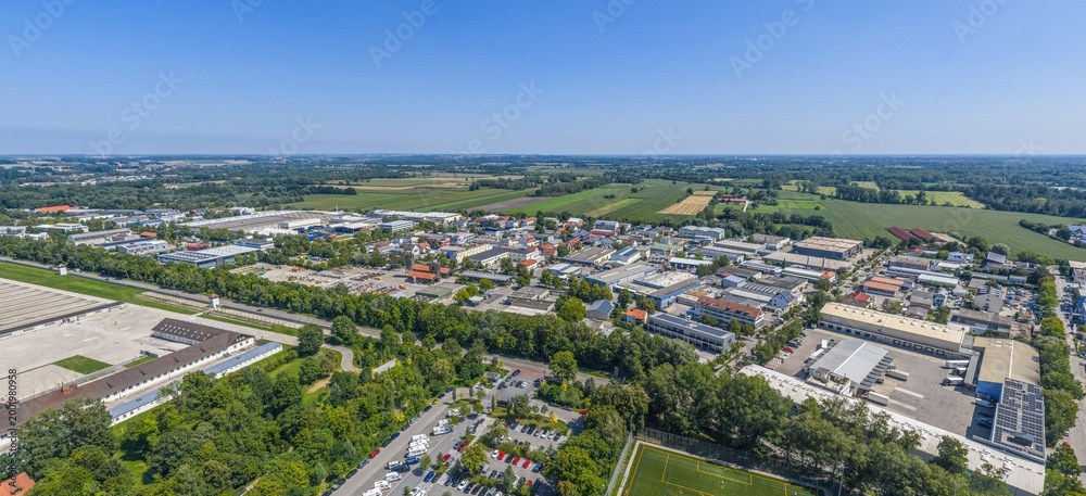 Fototapeta premium Luftbild der Stadt Dachau in Oberbayern, Blick auf das Industrie- und Gewerbegebiet Dachau-Ost