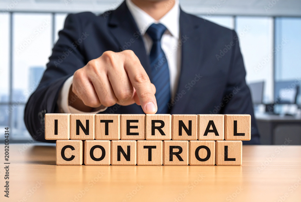 Obraz premium Internal Control - Geschäftsmann zeigt auf den Text 
