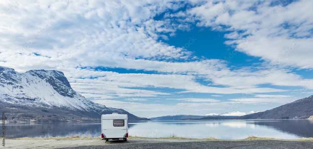 Fototapeta premium wohnwagen an einem Strand von Narvik über den Ofotfjord