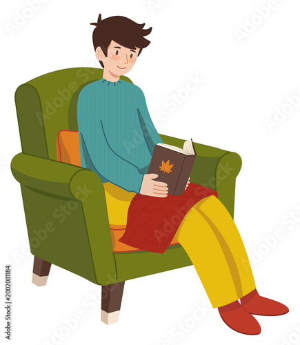 ソファに座り本を読む若い男性