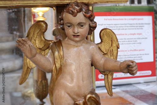 Quadro su tela Dettaglio di putto alato in legno policromo e dorato, parte della decorazione ba