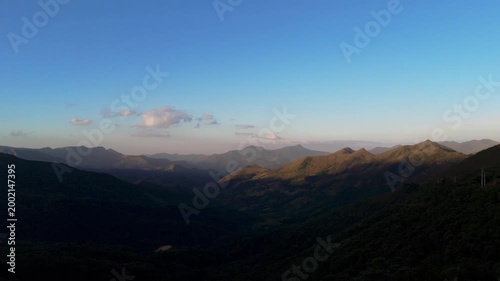 Drone sobrevoando as montanhas da Mantiqueira em Minas Gerais, mostrando a grandiosidade da paisagem natural brasileira em alta resolução.