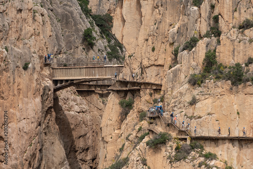 Fotografía Senderistas cruzando el puente colgante del Caminito del Rey en Málaga