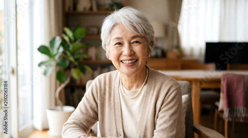 自宅で穏やかに微笑むシニア女性