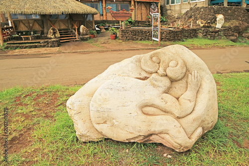 Foto Impressive Stone Carving on the Sidewalk of Hanga Roa Town on Easter Island, Chi