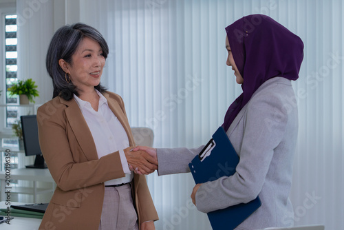Canvas Print Muslim female applicant consulting with hiring manager in modern