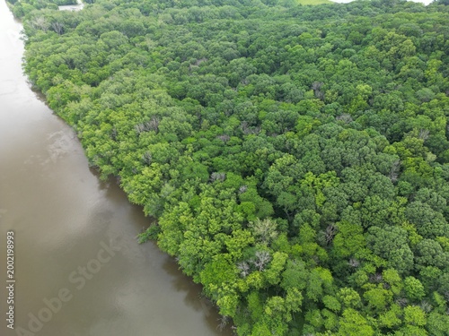 Fotografija Looking straight down from a drone at the banks of the Mississippi on the Iowa/Illinois boarder