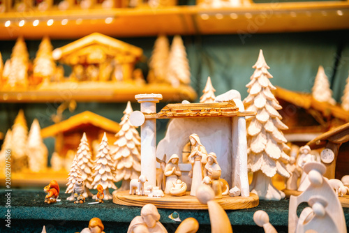 Fotografía Nativity scene figures with wooden trees