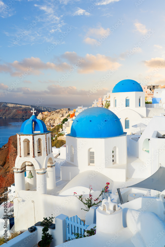 Naklejka premium famous blue domes and volcano caldera with sea landscape, beautiful details of Oia and Santorini island, Greece