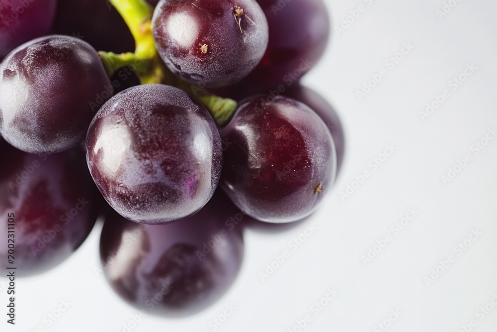 Naklejka premium A cluster of ripe grapes photographed closely