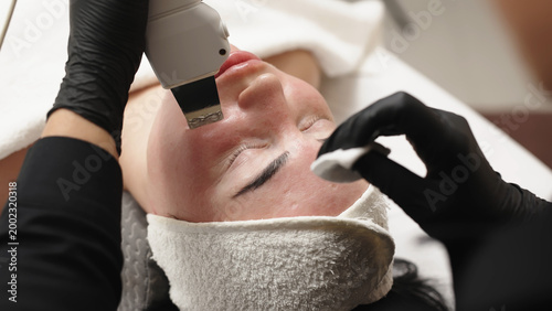 Obraz na plátně Client receiving deep facial cleansing using professional device