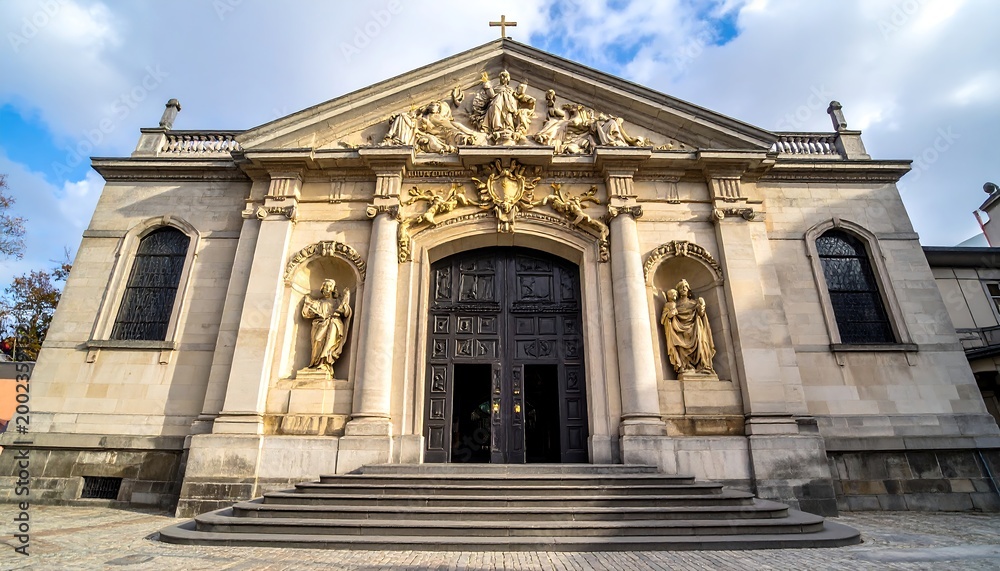 Obraz premium Ornate building facade with grand entrance and detailed sculptures
