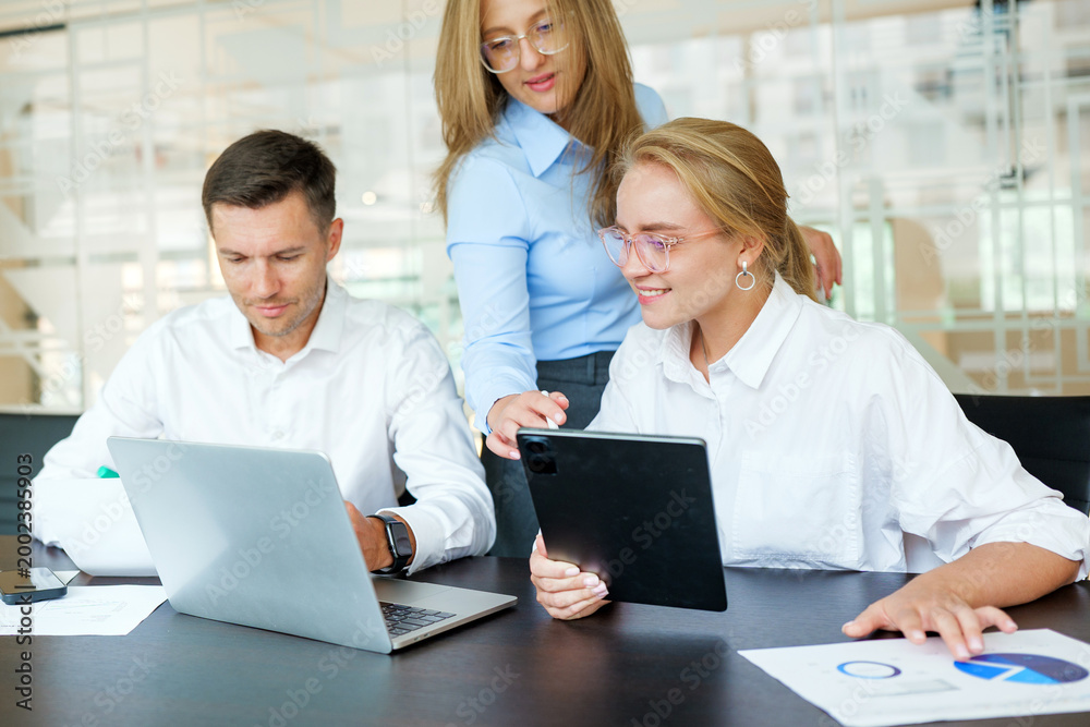 Obraz premium Team members collaborating in a bright office space to plan a successful project strategy during a productive work session