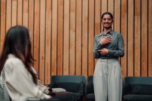 Εκτύπωση καμβά Enthusiastic woman speaker presenting to an audience during a workshop or busine
