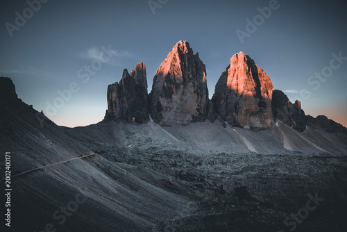 Fotografie Golden sunrise light on Tre Cime di Lavaredo in the Dolomites, South Tyrol, Ital