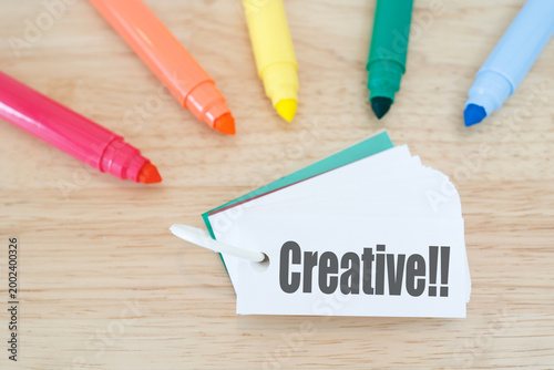 カラフルなマーカーペンとCreativeの英字タグ。創造的なイメージ