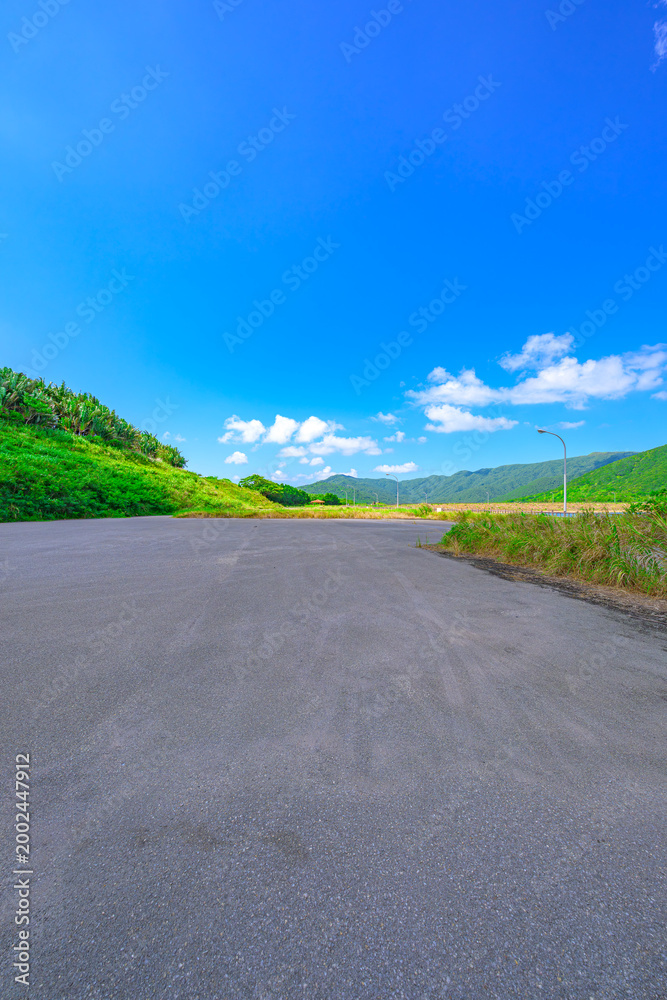 Fototapeta premium 開放感あふれる石垣島 名蔵ダム湖畔の爽やかな風景