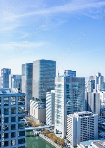 澄み渡る青空と高層ビル群を望む都市の全景