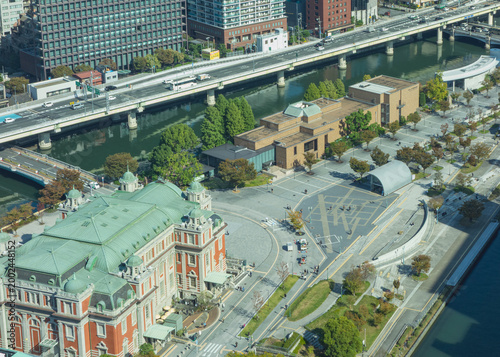 歴史的な赤レンガ建築と近代的な都市の俯瞰風景