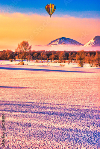 厳冬期の北海道の朝の美しい雪景色