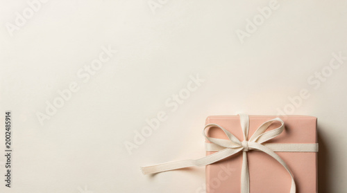 Gift box ribbon bow pink minimalist copy space present celebration elegant gift box with ribbon bow pink background and copy