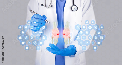 Картината върху платно Doctor analyzes the anatomy of the kneecap