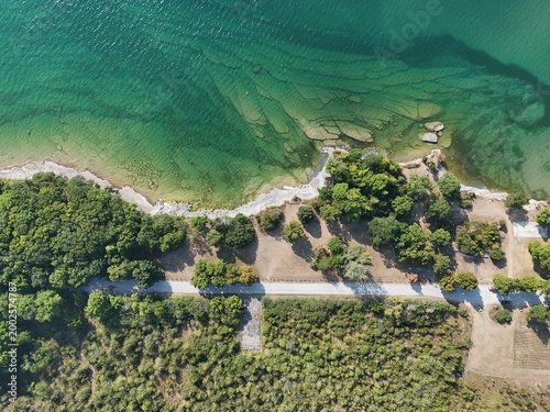 Bilde på lerret Top view of rocky shoreline and clear green water at Sandbanks Provincial Park, Ontario, Canada on sunny day