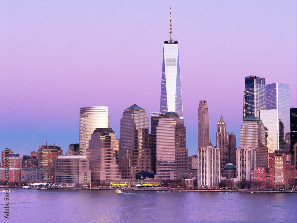 Obraz premium NYC urban landscape. New York City panoramic skyline scene. Aerial view of Manhattan skyscrapers in New York. NYC skyline with Hudson River landscape. New York City downtown skyline at dusk.
