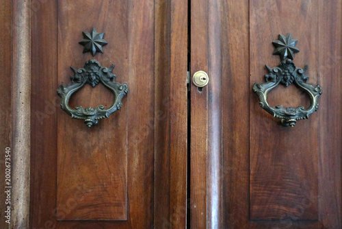 Obraz na płótnie Dettaglio di antico portone in legno massiccio con coppia di battenti classici i