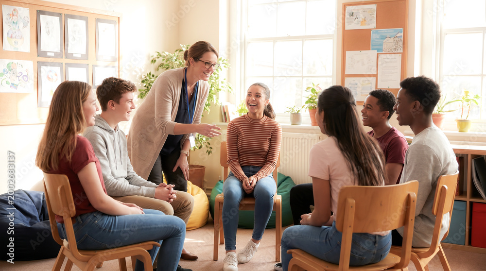 Obraz premium Teacher Group Discussion with Students