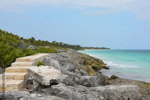 Canvastavla Mar azul turquesa y orilla rocosa en el caribe mexicano