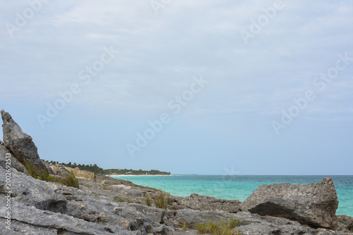 Canvastavla Mar azul turquesa y orilla rocosa en el caribe mexicano
