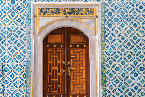 Foto Ancient hand made Turkish - Ottoman tiles and door in Topkapi Palace