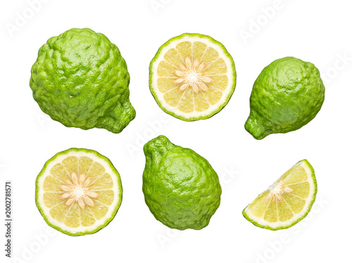 Foto Fresh whole and sliced kaffir lime fruits displaying vibrant green textured peels and citrus pulp on transparent