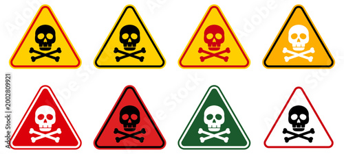 ドクロの警告マークセット。毒物、危険物の表す三角形のマーク。