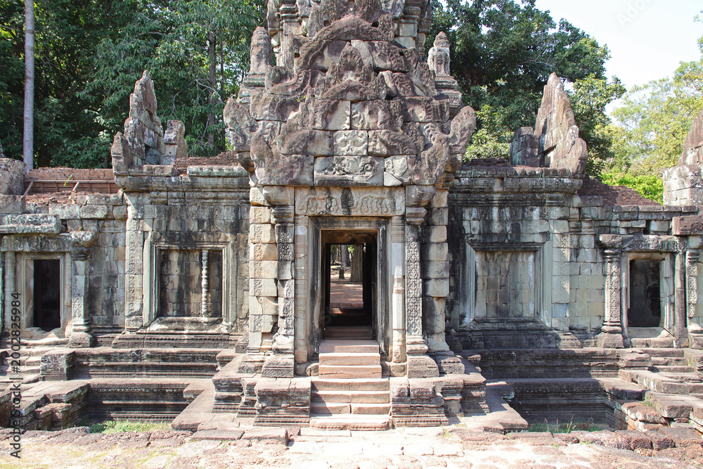 Fototapeta premium gate at a ruined khmer hindu and buddhist religious complex (angkor thom) in angkor in siem reap in cambodia 