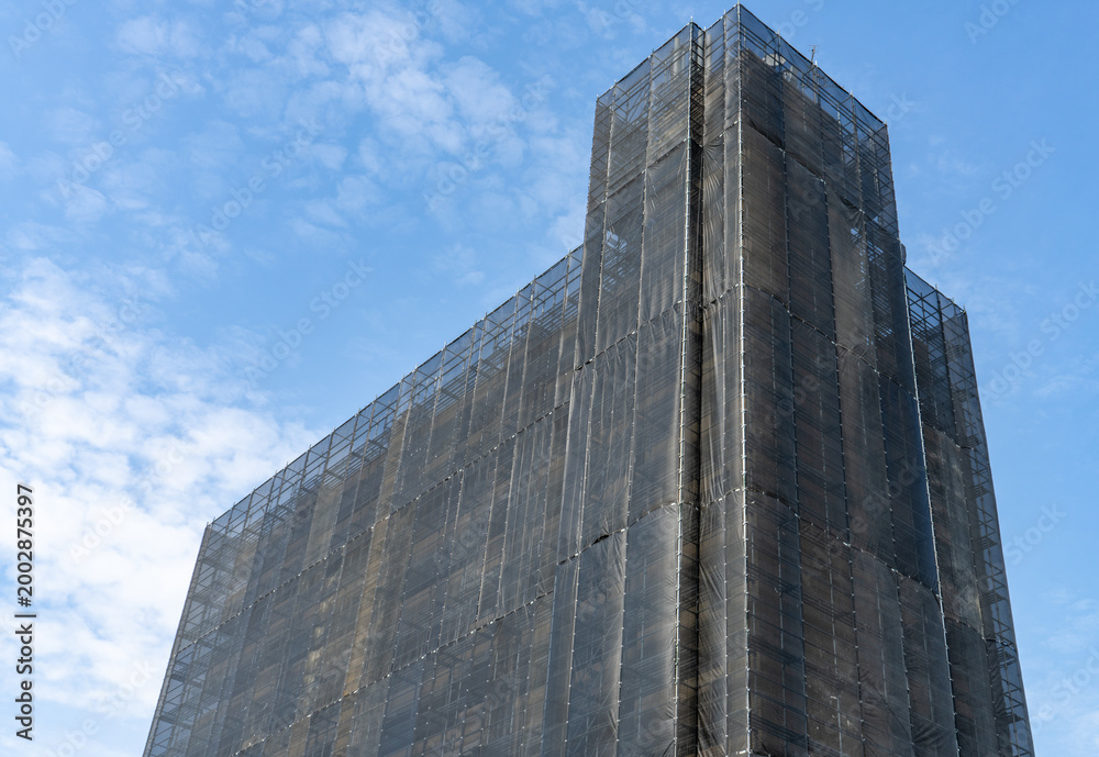 Naklejka premium 外壁補修中のマンション