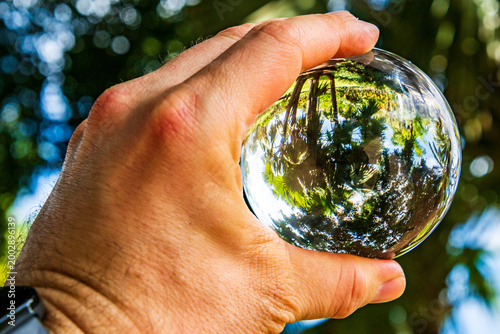 Paisaje reflejado en una bola de cristal, en el Puerto de la Cruz.