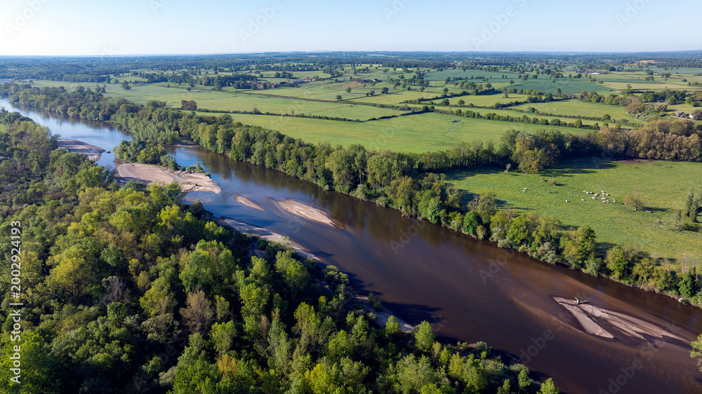 Obraz premium Paysage du Val d'Allier au printemps autour de la rivière Allier vers Chatel-de-Neuvre dans le département de l'Allier