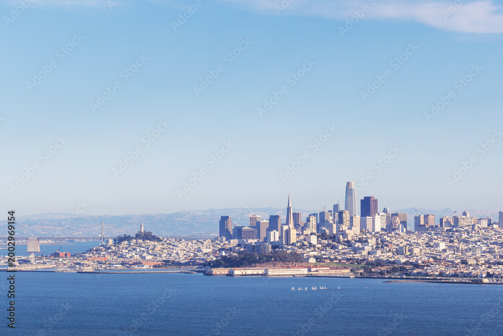 Fototapeta premium Iconic view of the San Francisco bathed in warm sunlight