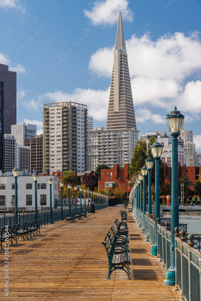 Fototapeta premium Scenic view of a classic wooden pier stretching into the San Francisco Bay