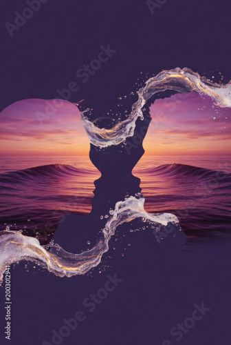 Silouette di coppia baciandosi con paesaggio marino al tramonto e onde liquide