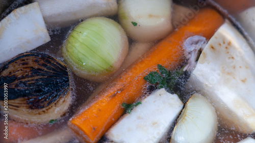 Fotografía Extreme close-up of boiling traditional vegetable broth with charred onion