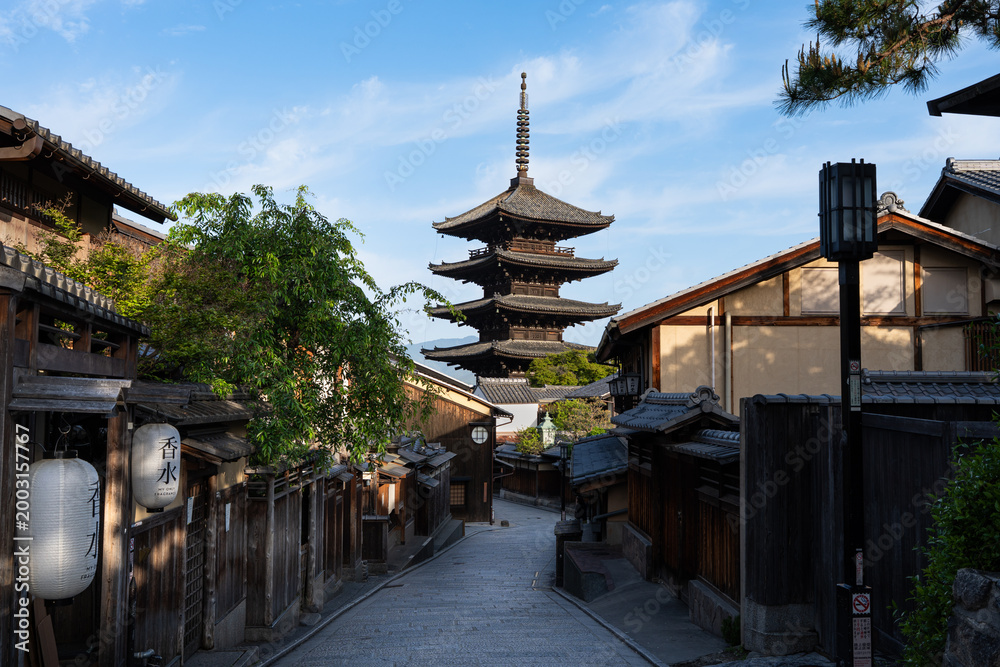 Obraz premium Yasaka Pagoda and traditional street in Kyoto, Japan