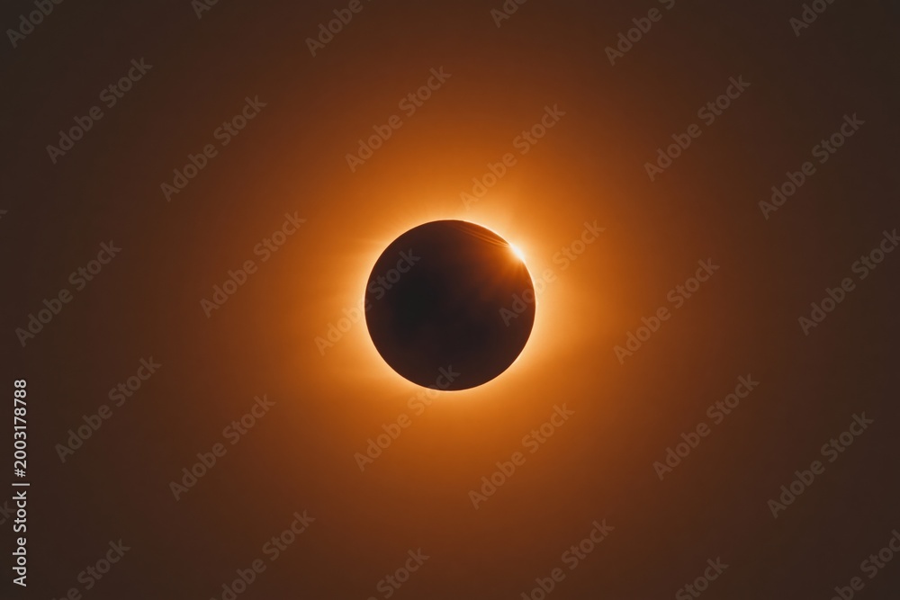 Obraz premium Solar eclipse showing diamond ring effect against dark sky