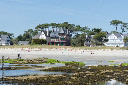 Grande Plage de Carnac :2 km de sable fin bordés de villas Belle Époque. Idéale pour la baignade et les loisirs nautiques, elle offre une vue imprenable sur la baie de Quiberon
