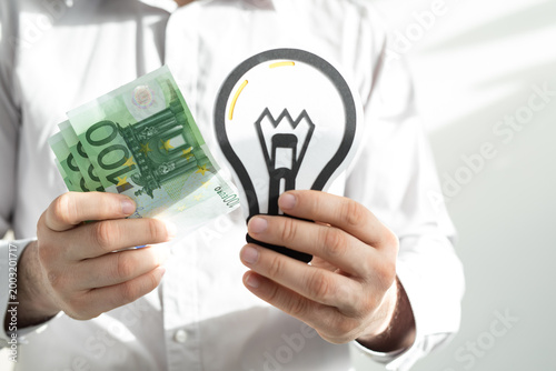 Man holding euro banknotes ...