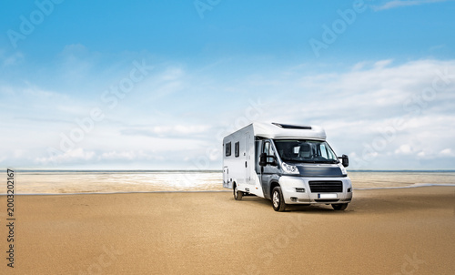 Camper an einem Sandstrand am Meer